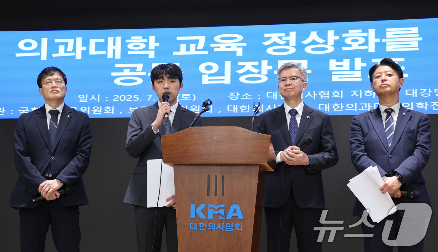 (서울=뉴스1) 신웅수 기자 = 박주민 국회 보건복지위원장(왼쪽부터), 이선우 대한의과대학·의학전문대학원학생회 비상대책위원장, 김택우 대한의사협회장, 김영호 교육위원장이 12일 오 …