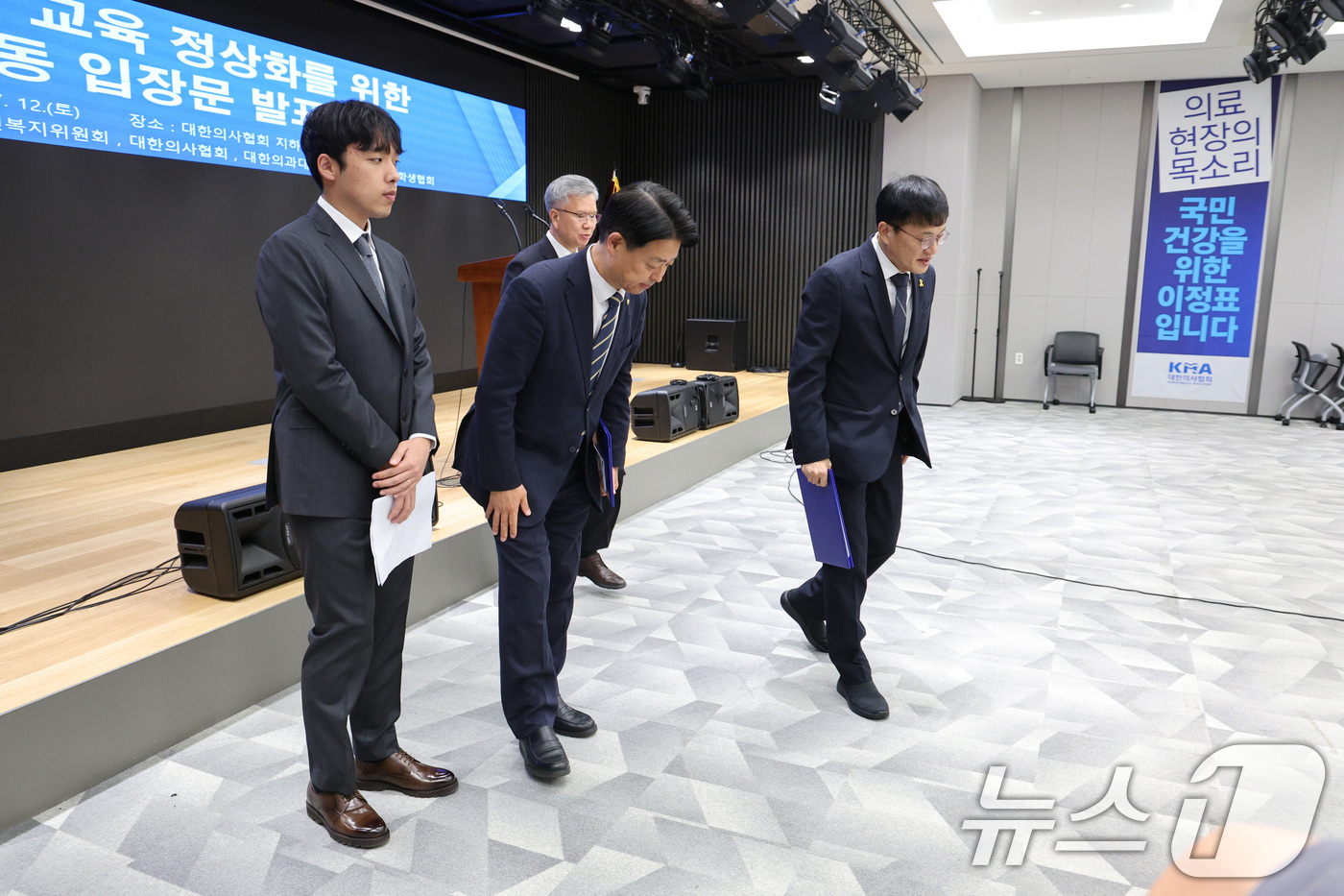 (서울=뉴스1) 신웅수 기자 = 이선우 대한의과대학·의학전문대학원학생회 비상대책위원장(왼쪽부터), 김택우 대한의사협회장, 김영호 국회 교육위원장, 박주민 보건복지위원장이 12일 오 …