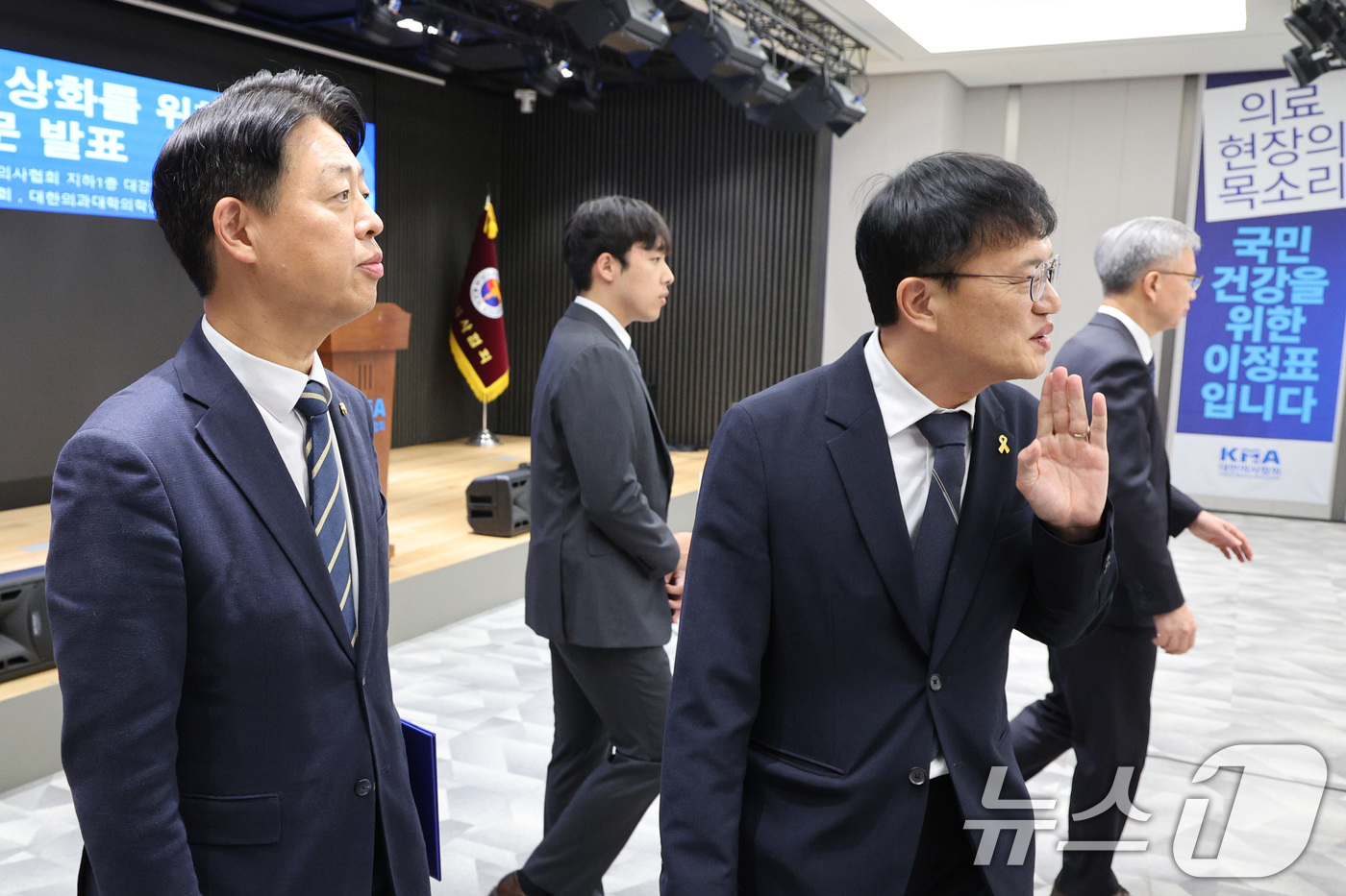 (서울=뉴스1) 신웅수 기자 = 김영호 국회 교육위원장(왼쪽부터), 이선우 대한의과대학·의학전문대학원학생회 비상대책위원장, 박주민 보건복지위원장, 김택우 대한의사협회장이 12일 오 …