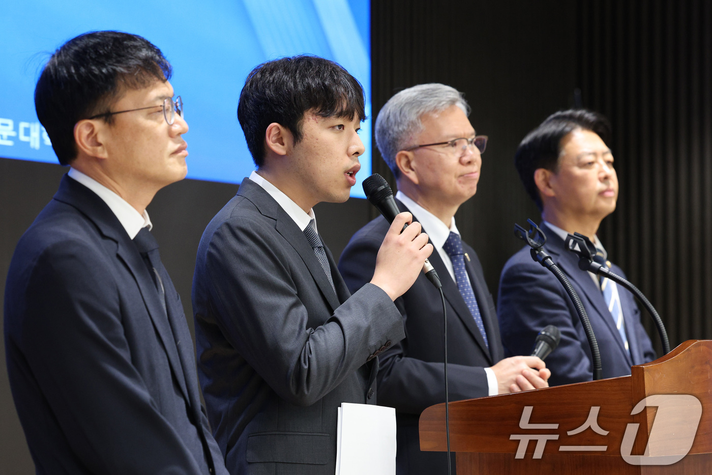 (서울=뉴스1) 신웅수 기자 = 박주민 국회 보건복지위원장(왼쪽부터), 이선우 대한의과대학·의학전문대학원학생회 비상대책위원장, 김택우 대한의사협회장, 김영호 교육위원장이 12일 오 …