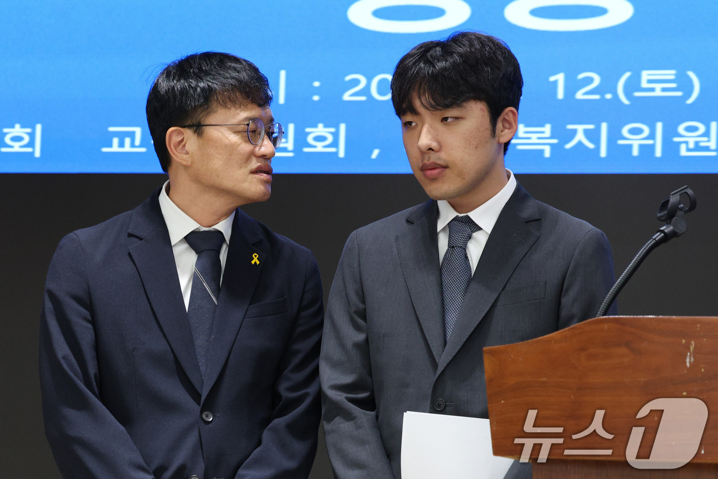 (서울=뉴스1) 신웅수 기자 = 박주민 국회 보건복지위원장(왼쪽)과 이선우 대한의과대학·의학전문대학원학생회 비상대책위원장이 12일 오후 서울 용산구 대한의사협회에서 의과대학 교육 …