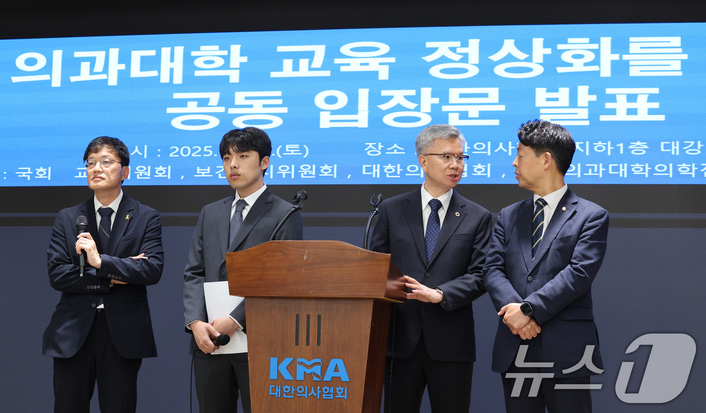 (서울=뉴스1) 신웅수 기자 = 박주민 국회 보건복지위원장(왼쪽부터), 이선우 대한의과대학·의학전문대학원학생회 비상대책위원장, 김택우 대한의사협회장, 김영호 교육위원장이 12일 오 …