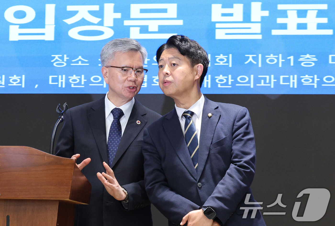 (서울=뉴스1) 신웅수 기자 = 김택우 대한의사협회장(왼쪽)과 김영호 교육위원장이 12일 오후 서울 용산구 대한의사협회에서 의과대학 교육 정상화를 위한 공동 성명서 발표에서 대화하 …