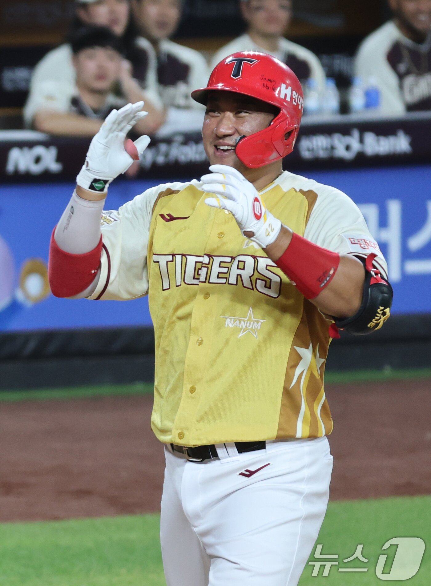 본문 이미지 - 12일 오후 대전 한화생명볼파크에서 열린 &#39;2025 신한 SOL Bank KBO 올스타전&#39;에서 8회말 2사 나눔 김태군이 솔로 홈런을 치고 환호하고 있다. 2025.7.12/뉴스1 ⓒ News1 김기태 기자