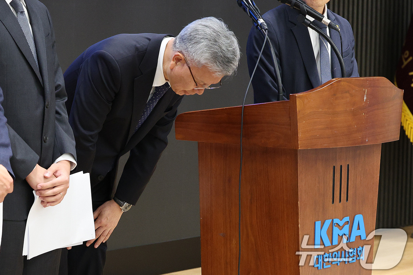 (서울=뉴스1) 신웅수 기자 = 김택우 대한의사협회장이 12일 오후 서울 용산구 대한의사협회에서 의과대학 교육 정상화를 위한 공동 성명서 발표에서 인사하고 있다.윤석열 정부의 의과 …