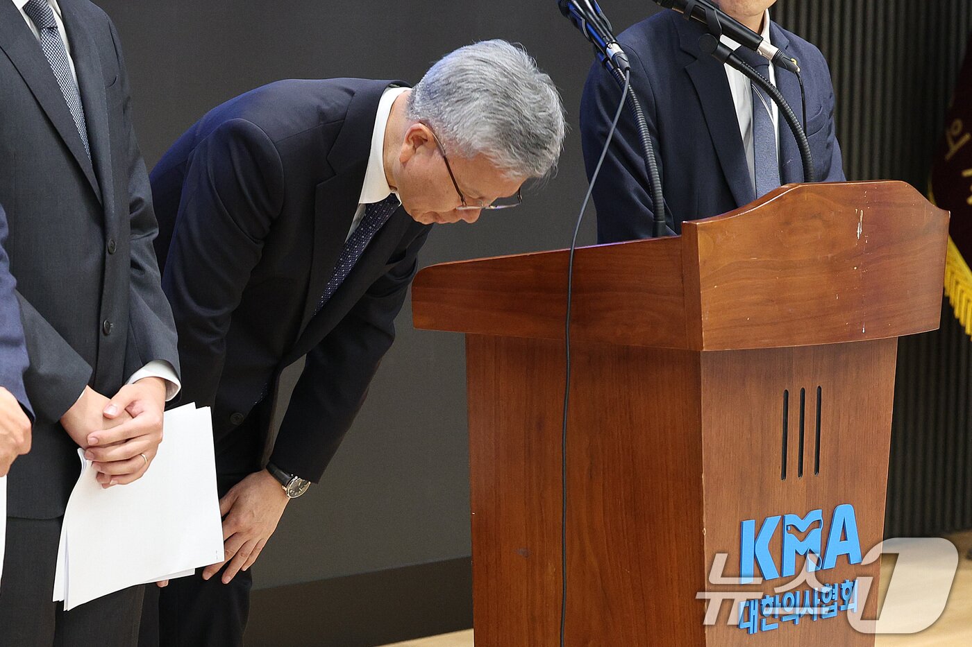 본문 이미지 - 김택우 대한의사협회장이 12일 오후 서울 용산구 대한의사협회에서 의과대학 교육 정상화를 위한 공동 성명서 발표에서 인사하고 있다. 윤석열 정부의 의과대학 정원 확대 추진 등 의료 개혁 정책에 반발해 학교를 떠났던 의대생들이 전원 복귀하겠다는 뜻을 밝혔고 국회는 의대 교육의 정상화를 적극 지원하겠다고 약속했다. 2025.7.12/뉴스1 ⓒ News1 신웅수 기자