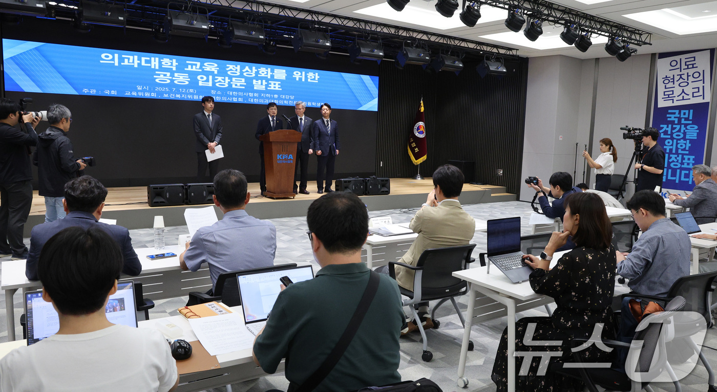 (서울=뉴스1) 신웅수 기자 = 이선우 대한의과대학·의학전문대학원학생회 비상대책위원장(왼쪽부터), 박주민 국회 보건복지위원장, 김택우 대한의사협회장, 김영호 교육위원장이 12일 오 …