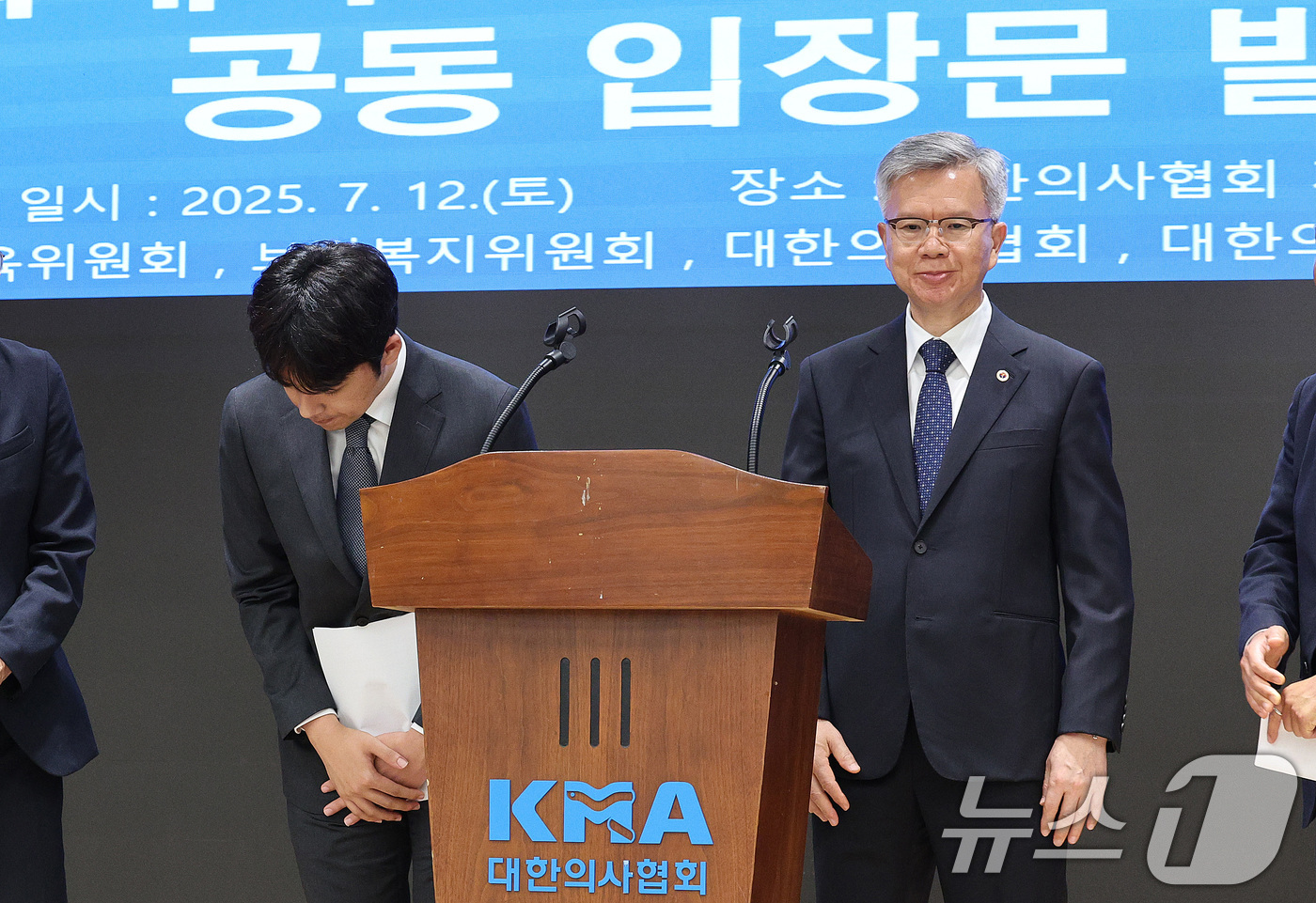 (서울=뉴스1) 신웅수 기자 = 이선우 대한의과대학·의학전문대학원학생회 비상대책위원장(왼쪽)과 김택우 대한의사협회장이 12일 오후 서울 용산구 대한의사협회에서 의과대학 교육 정상화 …