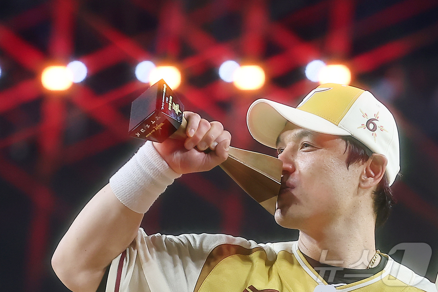 (대전=뉴스1) 김진환 기자 = 12일 대전 한화생명 볼파크에서 열린 ‘2025 신한 SOL뱅크 KBO 올스타전’에서 미스터 올스타에 선정된 LG 박동원이 트로피에 키스를 하고 있 …