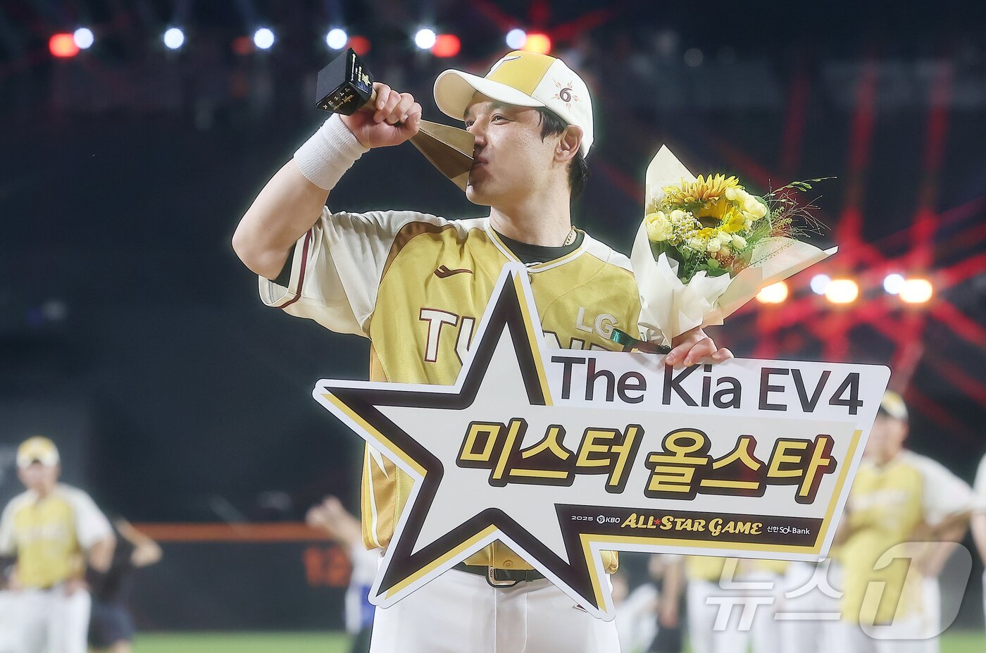 본문 이미지 - 12일 대전 한화생명 볼파크에서 열린 ‘2025 신한 SOL뱅크 KBO 올스타전’에서 미스터 올스타에 선정된 LG 박동원이 트로피에 키스를 하고 있다. 2025.7.12/뉴스1 ⓒ News1 김진환 기자
