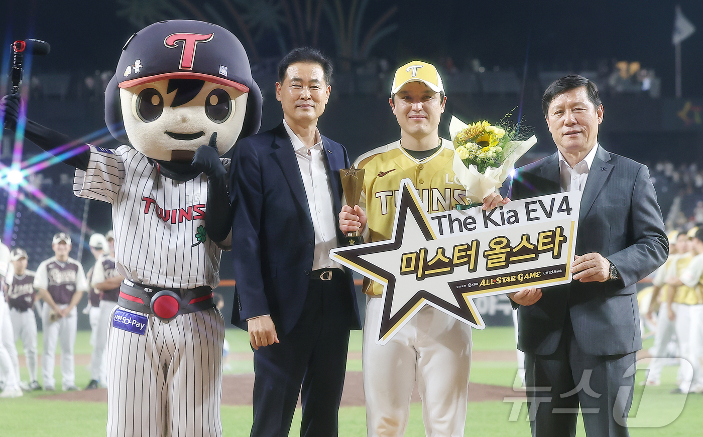 (대전=뉴스1) 김진환 기자 = 12일 대전 한화생명 볼파크에서 열린 ‘2025 신한 SOL뱅크 KBO 올스타전’에서 미스터 올스타에 선정된 LG 박동원이 허구연 KBO 총재를 비 …