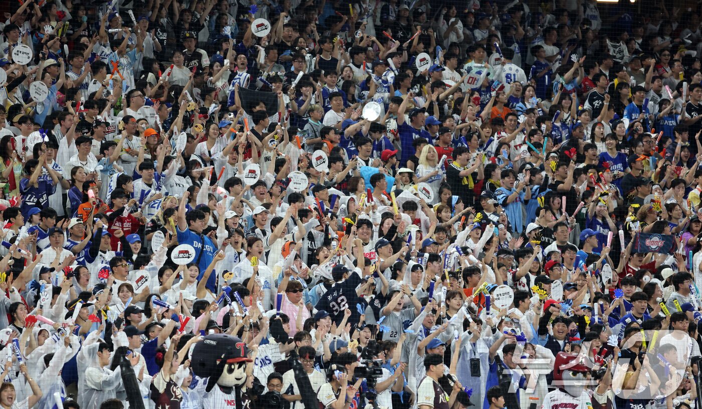 본문 이미지 - 12일 오후 대전 한화생명볼파크에서 열린 &#39;2025 신한 SOL Bank KBO 올스타전&#39;에서 야구팬들이 열띤 응원을 펼치고 있다. 2025.7.12/뉴스1 ⓒ News1 김기태 기자