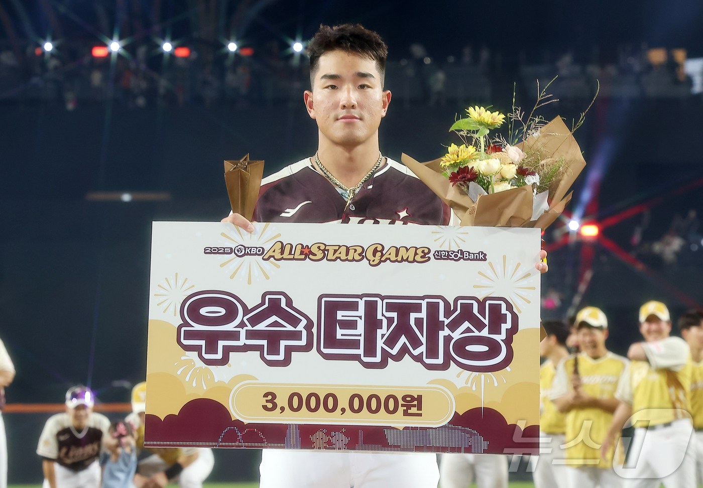 (대전=뉴스1) 김진환 기자 = 12일 대전 한화생명 볼파크에서 열린 ‘2025 신한 SOL뱅크 KBO 올스타전’에서 우수 타자상을 수상한 kt 안현민이 기념 촬영을 하고 있다. …