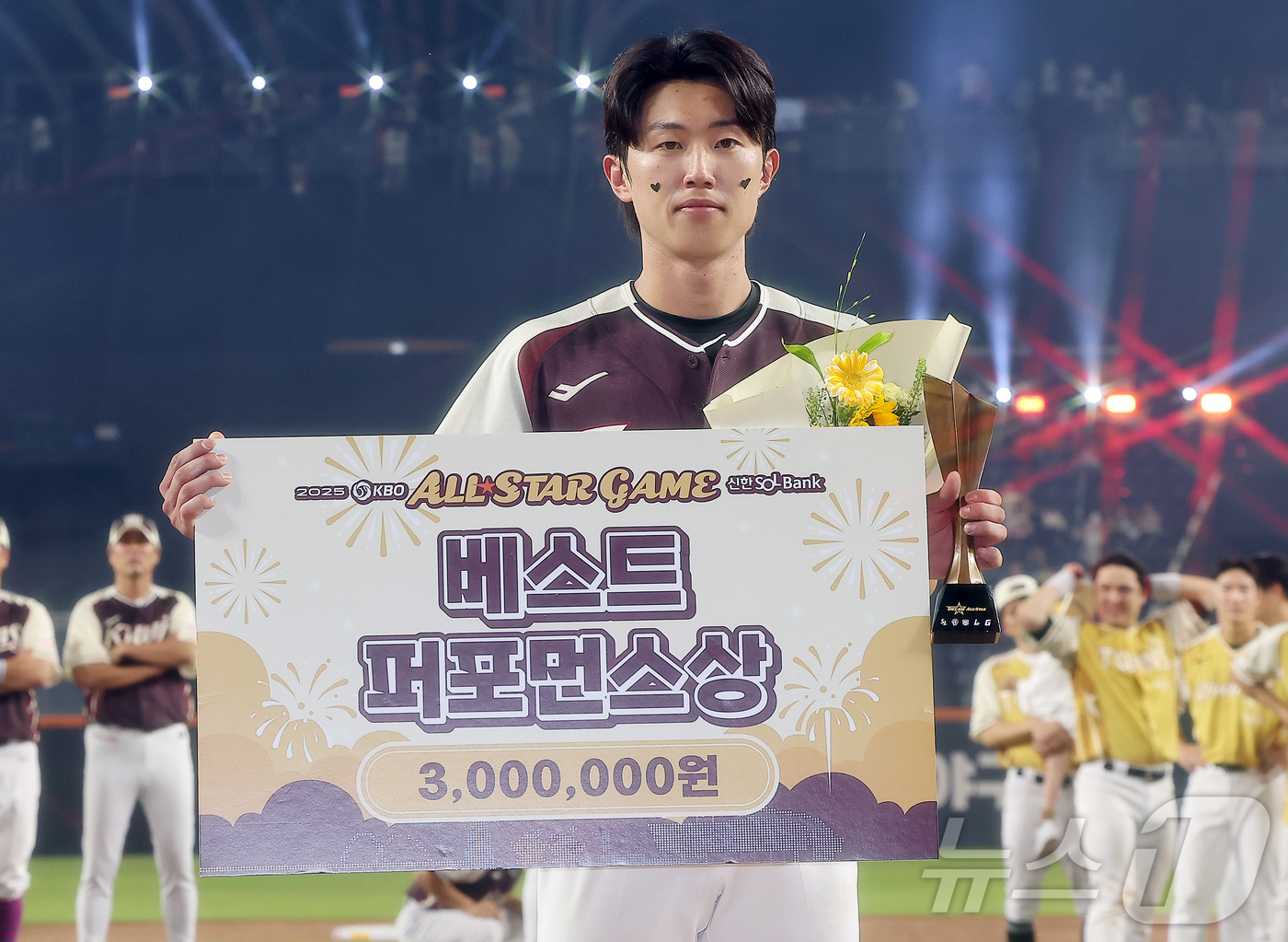 (대전=뉴스1) 김진환 기자 = 12일 대전 한화생명 볼파크에서 열린 ‘2025 신한 SOL뱅크 KBO 올스타전’에서 베스트 퍼포먼스상을 수상한 롯데 전민재가 기념 촬영을 하고 있 …