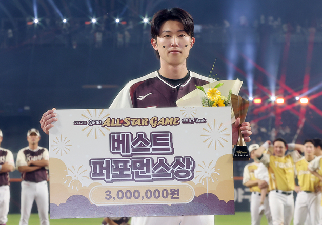 '두산→롯데' 전민재, 데뷔 첫 억대 연봉…정철원 50% 인상