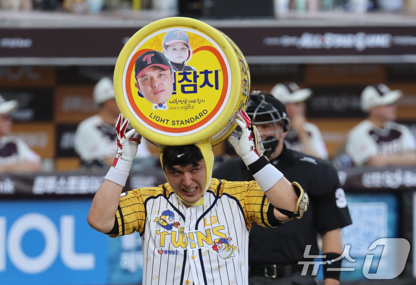 본문 이미지 - 12일 오후 대전 한화생명볼파크에서 열린 &#39;2025 신한 SOL Bank KBO 올스타전&#39;에서 박동원이 퍼포먼스를 선보이고 있다. 2025.7.12/뉴스1 ⓒ News1 김기태 기자