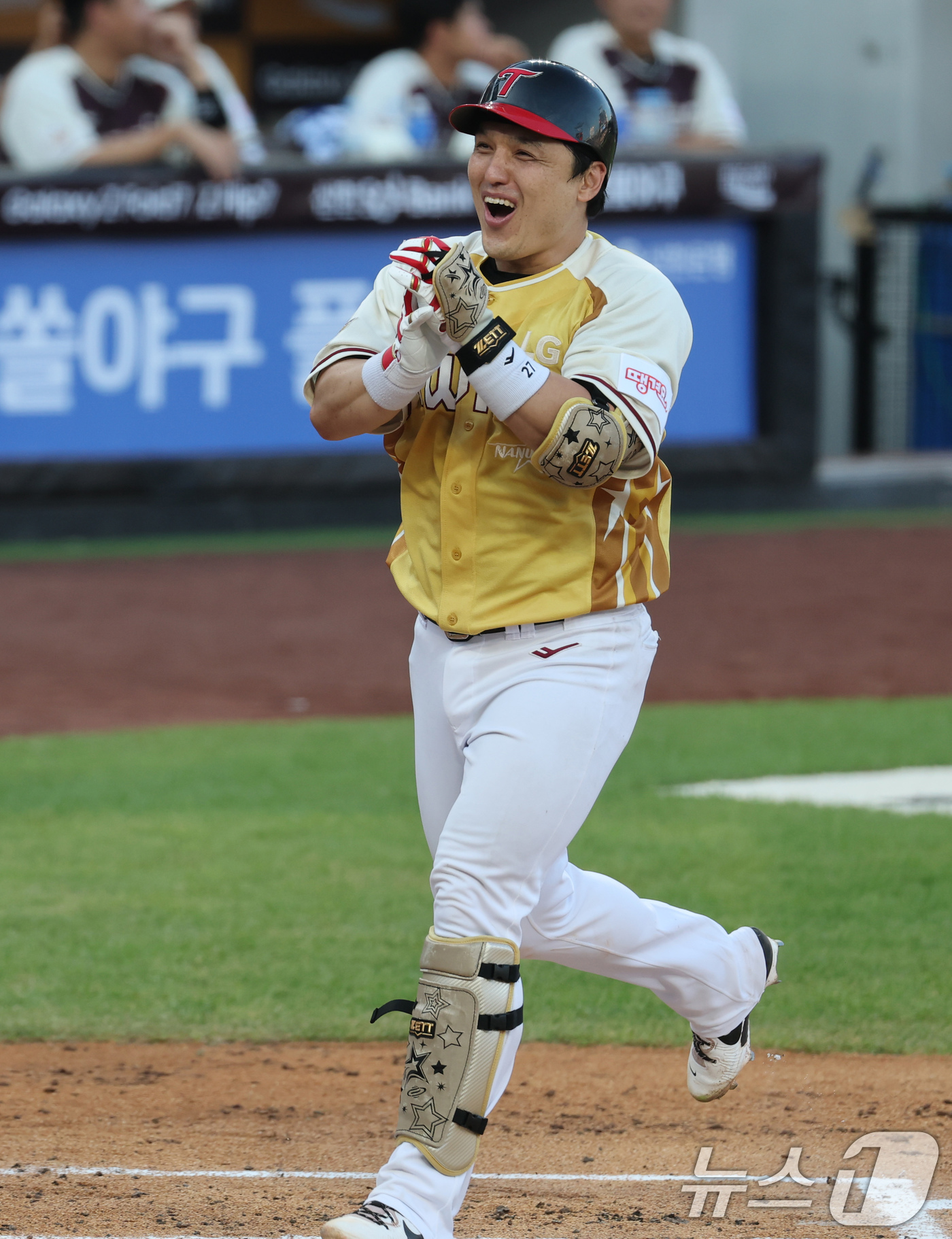 (대전=뉴스1) 김기태 기자 = 12일 대전 한화생명 볼파크에서 열린 ‘2025 신한 SOL뱅크 KBO 올스타전’에서 LG 박동원이 1회말 2사 2루 상황에서 투런 홈런을 친 뒤 …