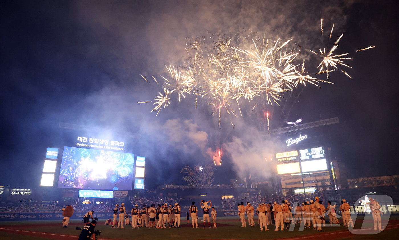 (대전=뉴스1) 김진환 기자 = 12일 대전 한화생명 볼파크에서 열린 ‘2025 신한 SOL뱅크 KBO 올스타전’이 끝난 뒤 화려한 불꽃쇼가 펼쳐지고 있다. 2025.7.12/뉴스 …
