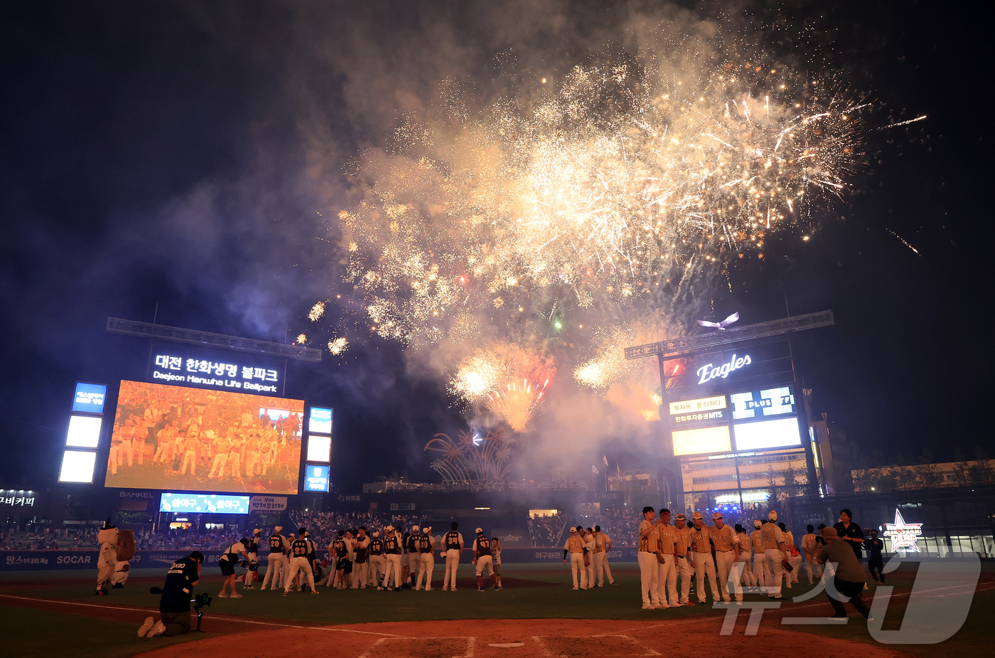 (대전=뉴스1) 김진환 기자 = 12일 대전 한화생명 볼파크에서 열린 ‘2025 신한 SOL뱅크 KBO 올스타전’이 끝난 뒤 화려한 불꽃쇼가 펼쳐지고 있다. 2025.7.12/뉴스 …