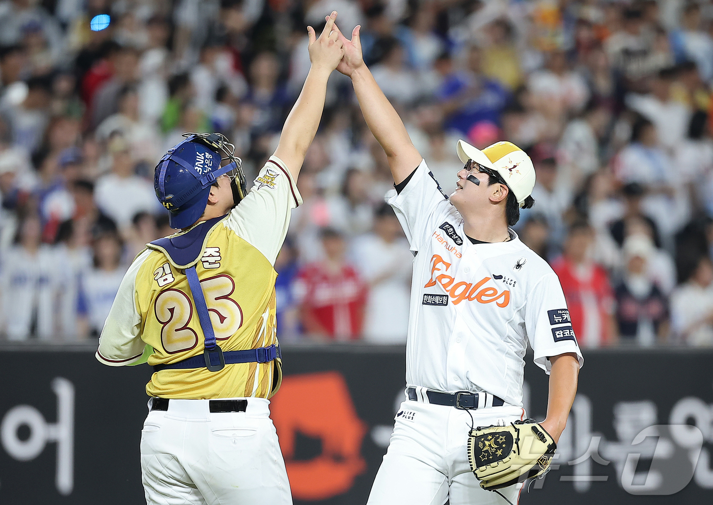 (대전=뉴스1) 김진환 기자 = 12일 대전 한화생명 볼파크에서 열린 ‘2025 신한 SOL뱅크 KBO 올스타전’에서 나눔 올스타 NC 포수 김형준과 한화 마무리 김서현이 8대6 …