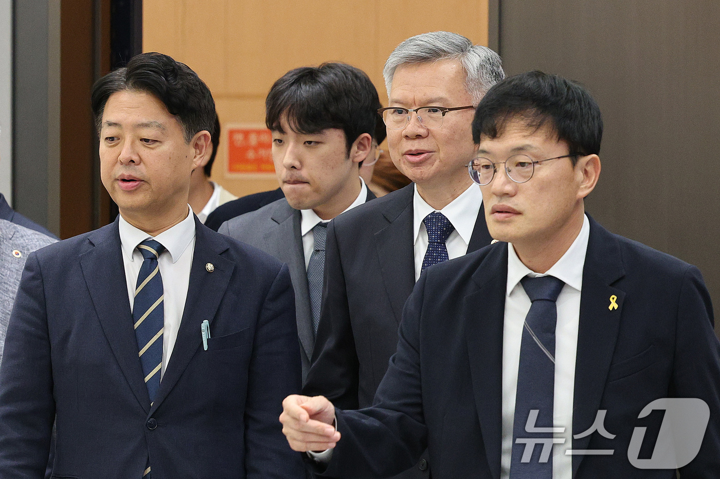 (서울=뉴스1) 신웅수 기자 = 김영호 국회 교육위원장(왼쪽부터), 이선우 대한의과대학·의학전문대학원학생회 비상대책위원장, 김택우 대한의사협회장, 박주민 보건복지위원장이 12일 오 …