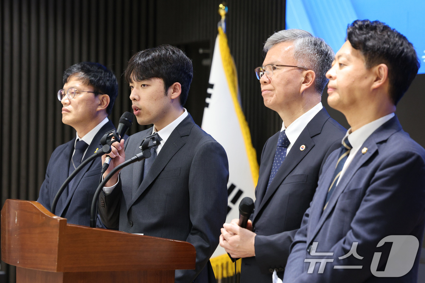 (서울=뉴스1) 신웅수 기자 = 박주민 국회 보건복지위원장(왼쪽부터), 이선우 대한의과대학·의학전문대학원학생회 비상대책위원장, 김택우 대한의사협회장, 김영호 교육위원장이 12일 오 …