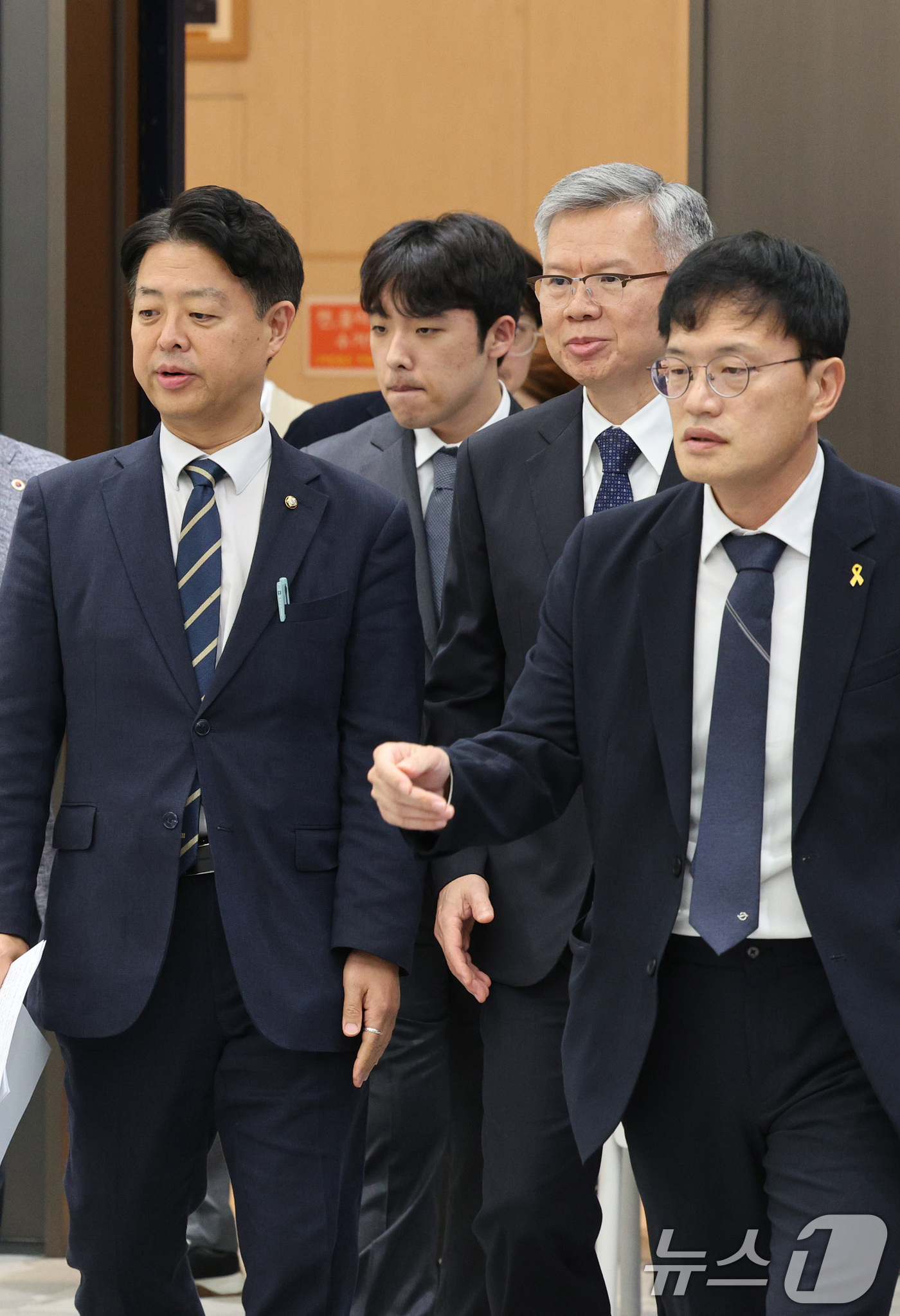 (서울=뉴스1) 신웅수 기자 = 김영호 국회 교육위원장(왼쪽부터), 이선우 대한의과대학·의학전문대학원학생회 비상대책위원장, 김택우 대한의사협회장, 박주민 보건복지위원장이 12일 오 …