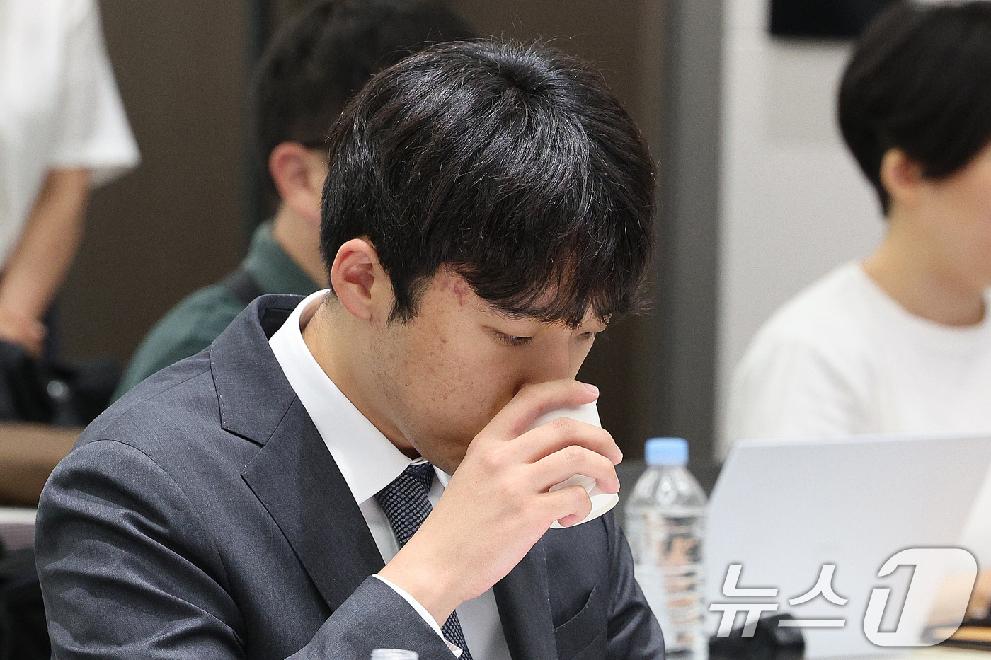 (서울=뉴스1) 신웅수 기자 = 이선우 대한의과대학·의학전문대학원학생회 비상대책위원장이 12일 오후 서울 용산구 대한의사협회에서 의과대학 교육 정상화를 위한 공동 성명서를 발표에 …
