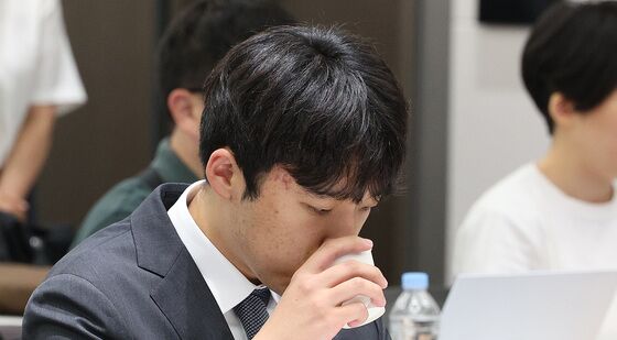 목 축이는 이선우 의대협 비대위원장