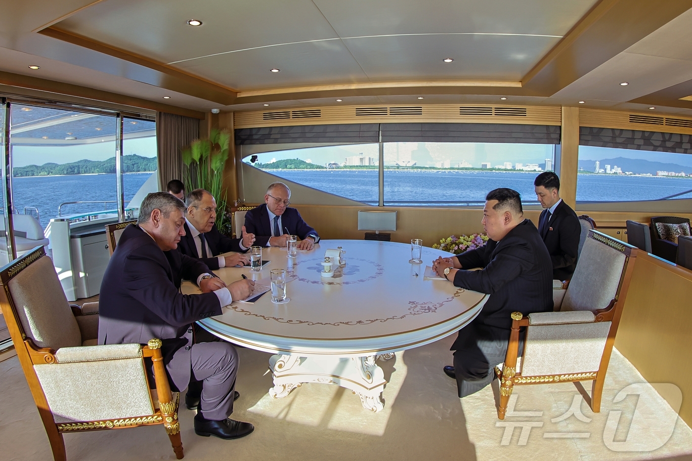 (평양 노동신문=뉴스1) = 북한 노동당 기관지 노동신문은 13일 "경애하는 김정은동지께서 7월12일 조로외무상들 사이의 제2차 전략대화에 참가하기 위하여 우리나라를 방문한 로씨야 …