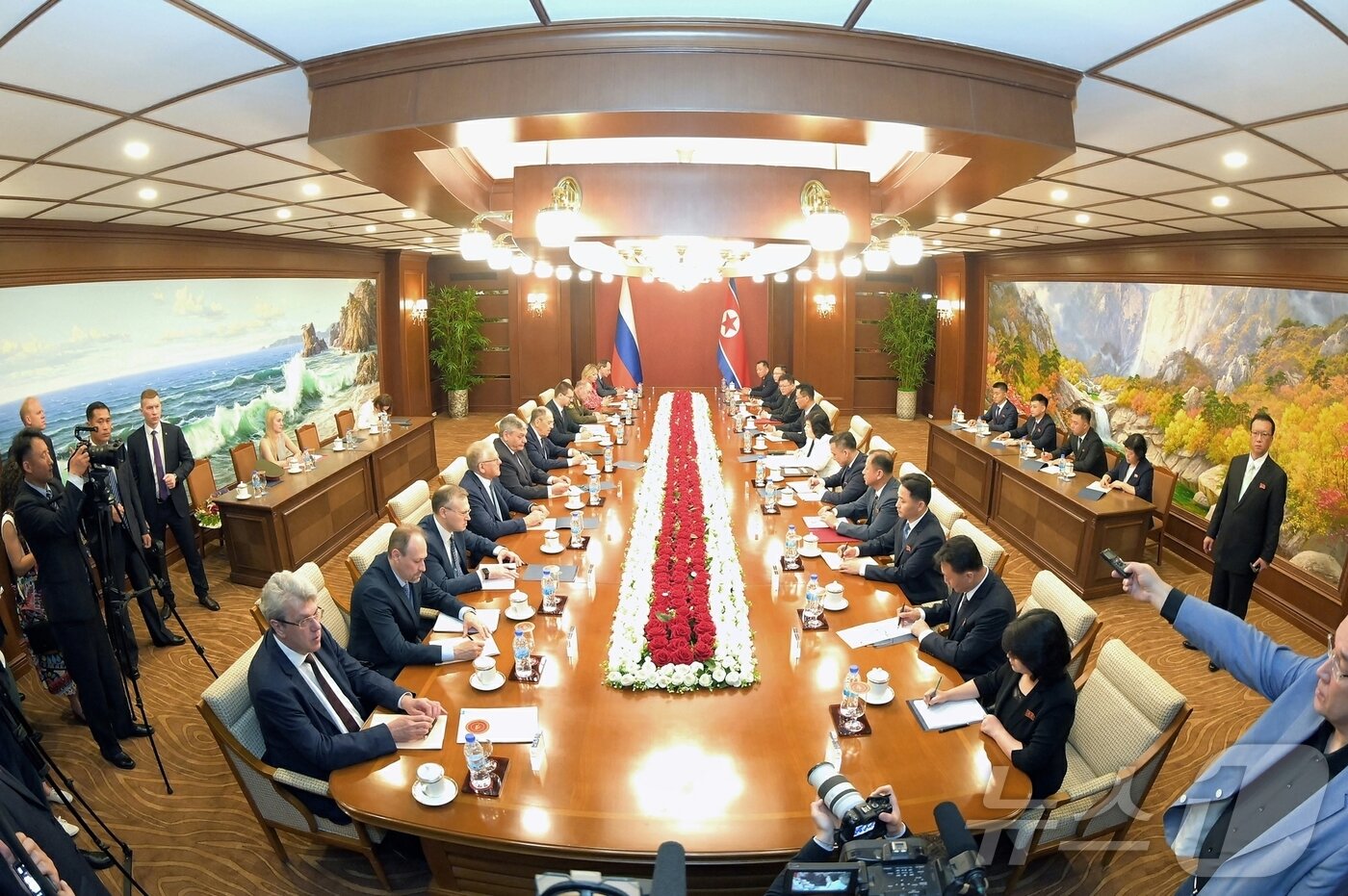 본문 이미지 - &#40;평양 노동신문=뉴스1&#41; = 북한 노동당 기관지 노동신문은 13일 세르게이 라브로프 러시아 외무상과 김정은 북한 노동당 총비서, 최선희 외무상이 북한 원산에서 만났다고 보도했다. 사진은 북한 원산에서 제2차 전략대화에 나선 북한과 러시아 측 대표단. [국내에서만 사용가능. 재배포 금지. DB 금지. For Use Only in the Republic of Korea. Redistribution Prohibited] rodongphoto@news1.kr