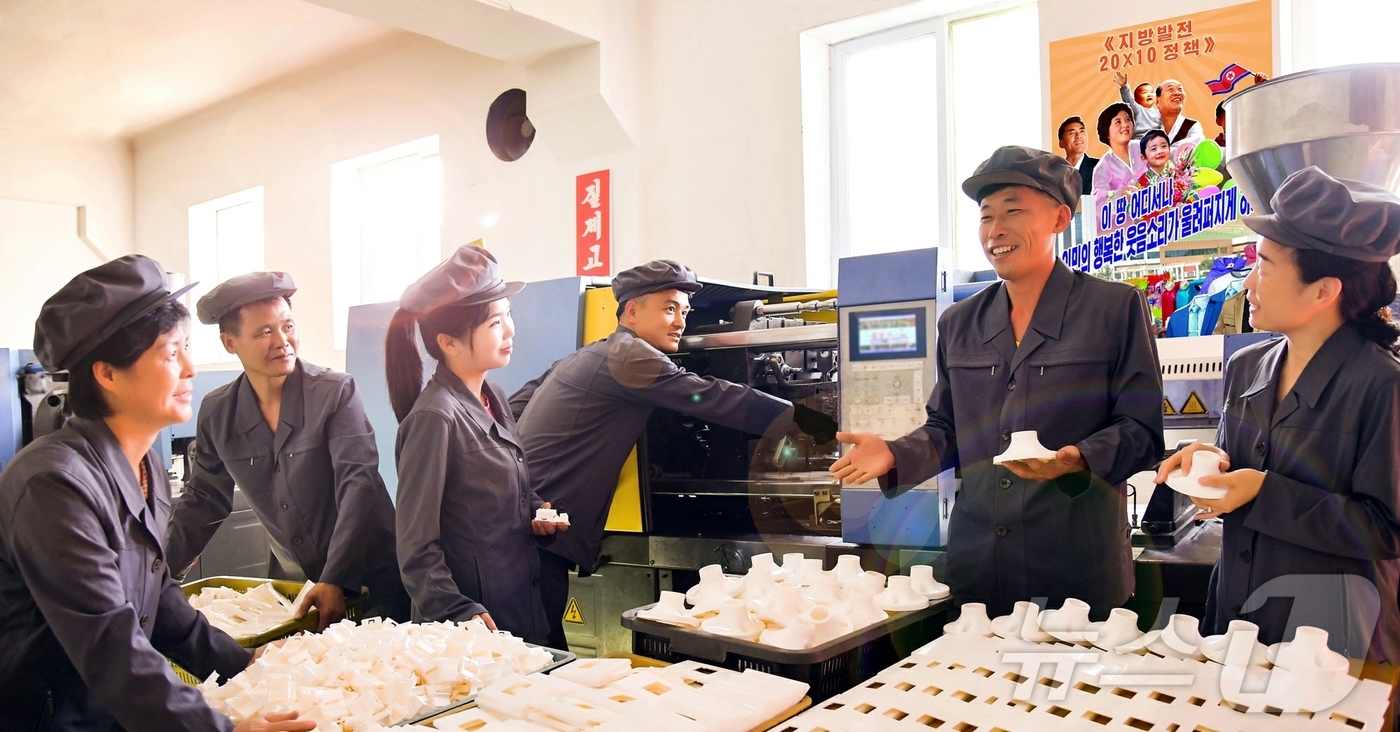 (평양 노동신문=뉴스1) = 북한 노동당 기관지 노동신문은 13일 "새로 일떠서는 지방공업공장들에 필요한 설비생산을 다그치고 있다"며 평양전기건재공장을 조명했다. [국내에서만 사용 …