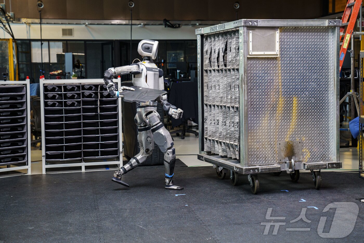 본문 이미지 - 현대자동차와 보스턴다이나믹스가 UPS&#40;United Parcel Service&#41;·갭&#40;GAP&#41;·큐리그 닥터페퍼&#40;Keurig Dr.Pepper&#41; 등 글로벌 기업 최고인사책임자 8명을 최근 보스턴다이나믹스 본사로 초청해 로봇-AI 시대에서의 인사관리&#40;Human Resource, HR&#41; 역할에 대해 심도 깊은 논의를 진행했다고 13일 밝혔다. 사진은 보스턴다이나믹스가 제작한 이족보행 로봇 아틀라스. &#40;현대자동차 제공. 재판매 및 DB금지&#41; 2025.7.13/뉴스1