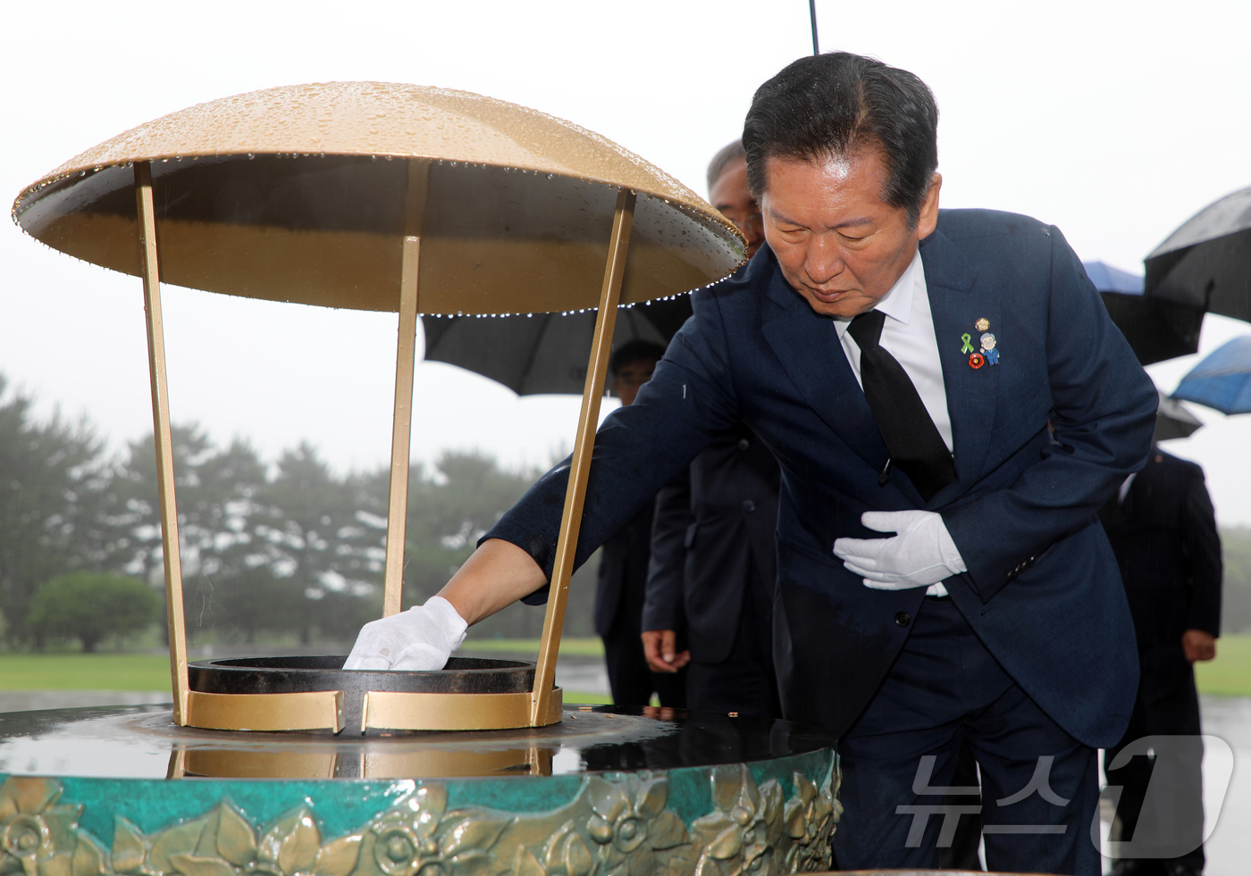 (제주=뉴스1) 오미란 기자 = 더불어민주당 대표 선거에 출마한 정청래 의원이 13일 오전 제주시 봉개동 제주4·3평화공원 위령제단 앞에서 분향하고 있다. 2025.7.13/뉴스1 …