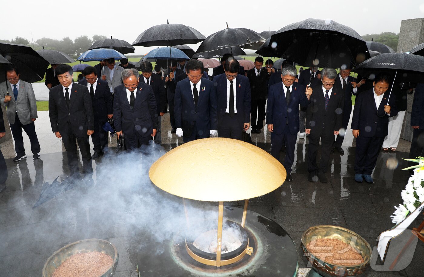 본문 이미지 - 더불어민주당 대표 선거에 출마한 정청래 의원이 13일 오전 제주시 봉개동 제주4·3평화공원 위령제단 앞에서 묵념하고 있다. 2025.7.13/뉴스1 ⓒ News1 오미란 기자