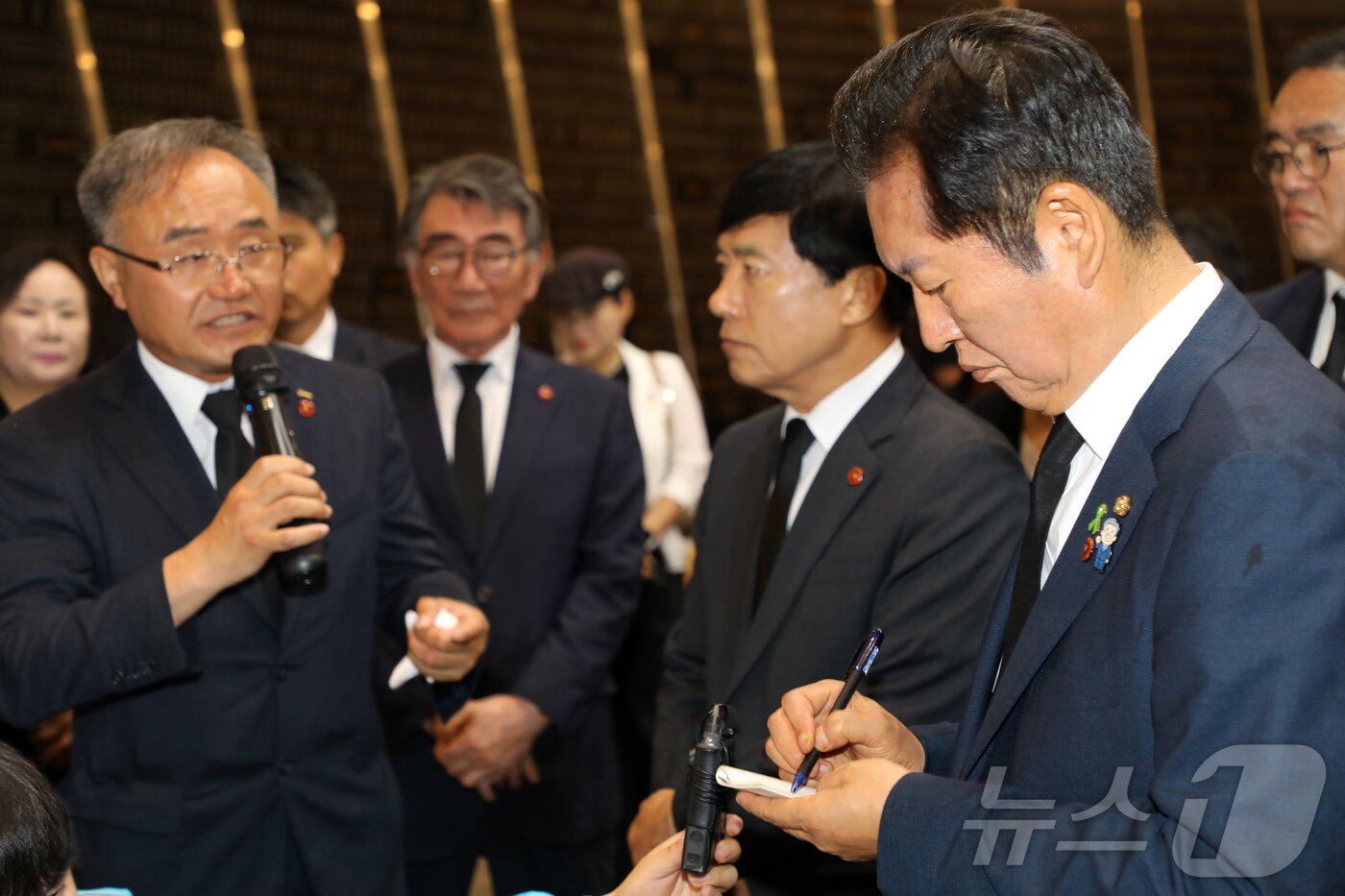 본문 이미지 - 더불어민주당 대표 선거에 출마한 정청래 의원이 13일 오전 제주시 봉개동 제주4·3평화공원 위패봉안실에서 김창범 제주4·3희생자유족회장의 발언을 메모하고 있다. 2025.7.13/뉴스1 ⓒ News1 오미란 기자