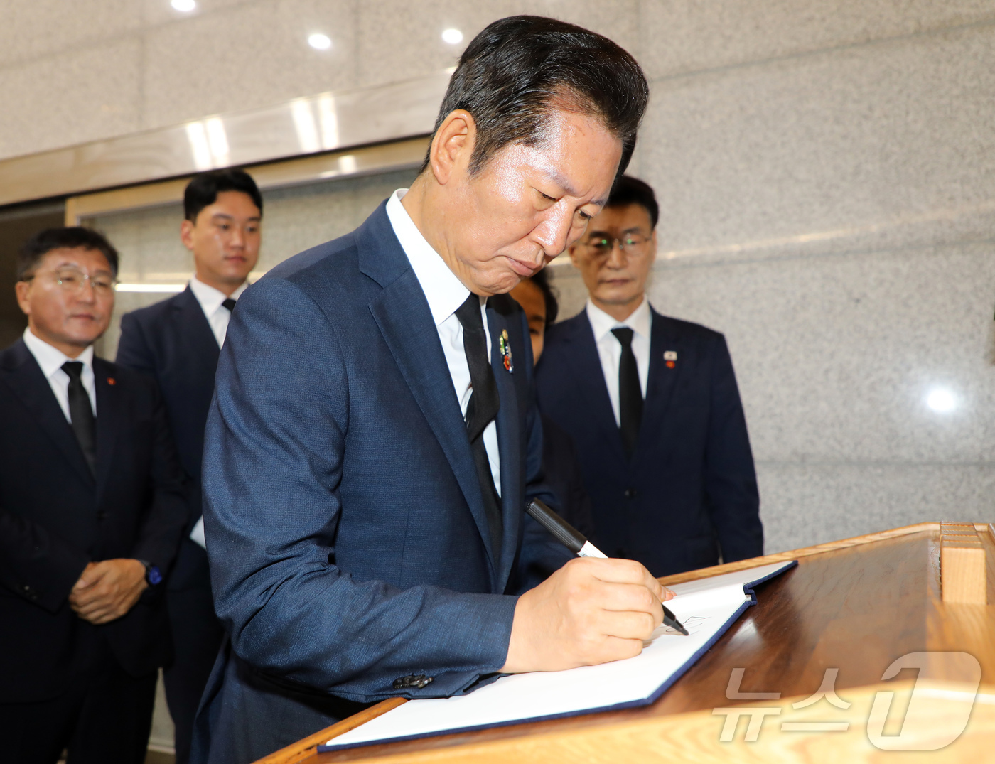 (제주=뉴스1) 오미란 기자 = 더불어민주당 대표 선거에 출마한 정청래 의원이 13일 오전 제주시 봉개동 제주4·3평화공원 위패봉안실에서 방명록을 남기고 있다. 정 의원은 방명록에 …