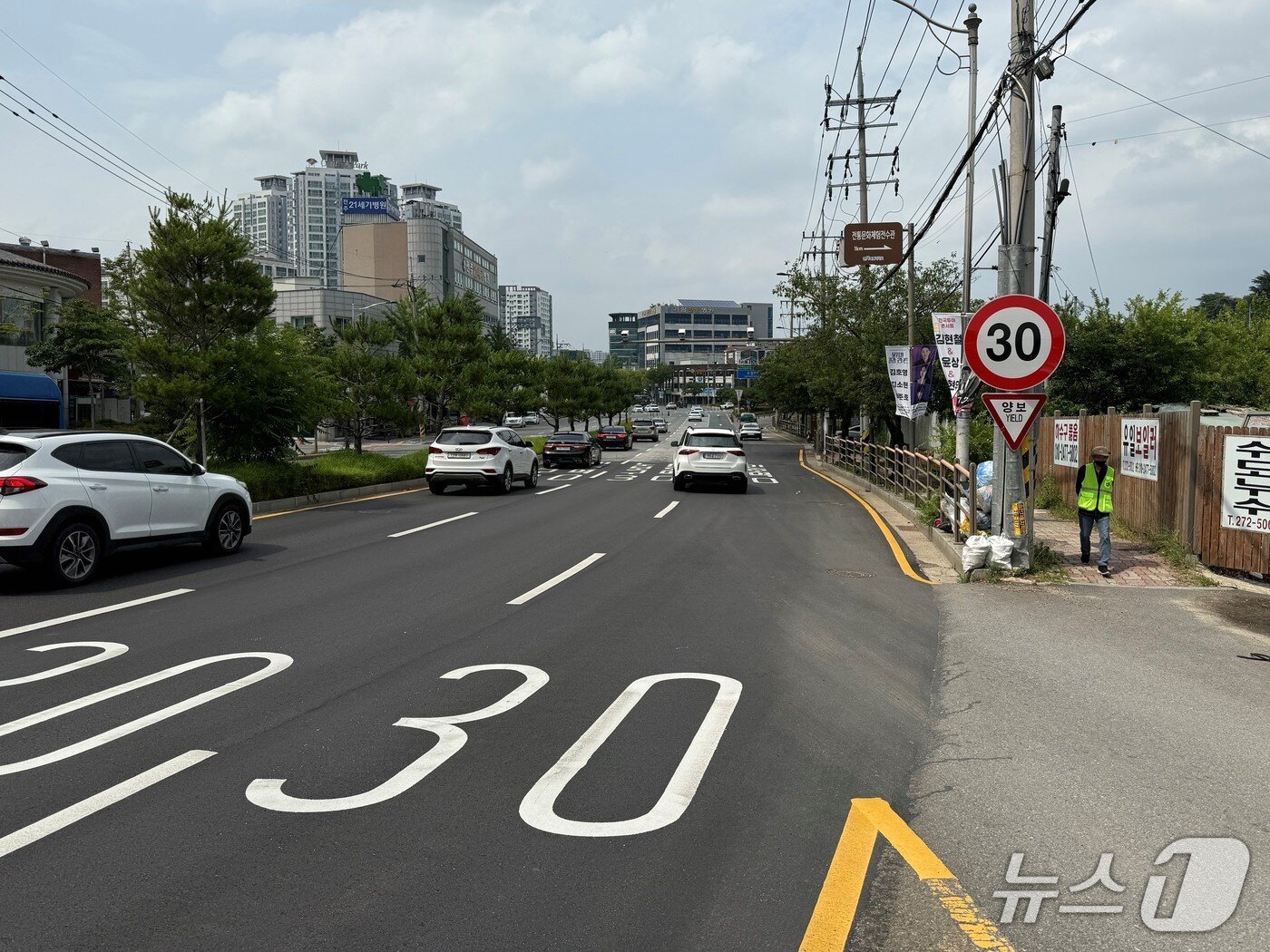 본문 이미지 - 도로 노면표시와 교통표지판이 확대된 덕진노인복지관 일대.&#40;전북경찰청 제공. 재판매 및 DB금지&#41;