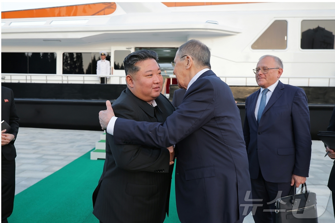 (평양 노동신문=뉴스1) = 북한 노동당 기관지 노동신문은 13일 김정은 노동당 총비서가 전날 북한 원산에서 세르게이 라브로프 러시아 외무장관과 만났다고 전했다. [국내에서만 사용 …