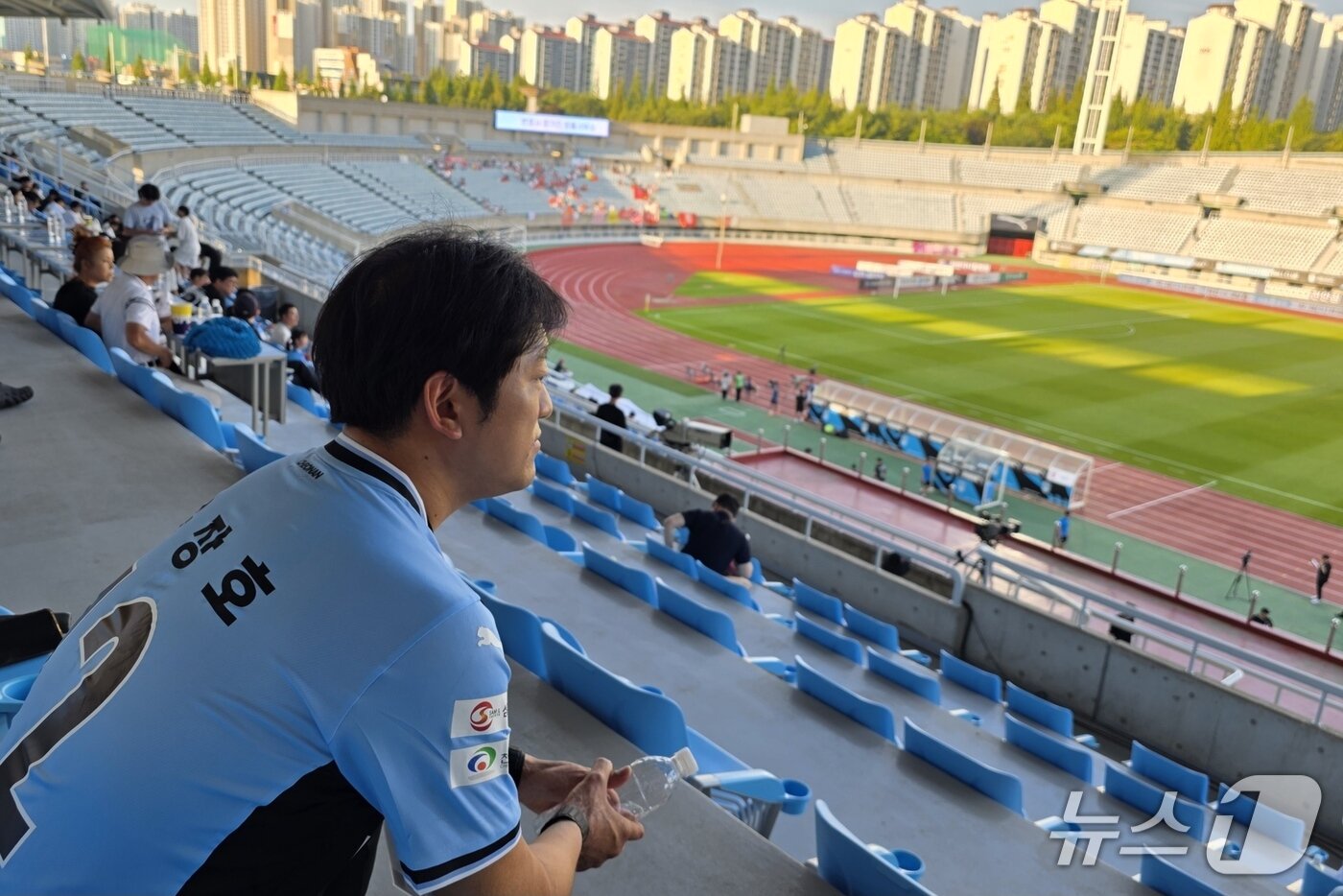 본문 이미지 - 12일 천안시티FC 명예 선수로 위촉된 천안초 축구부 합숙소 화재 피해자 윤장호가 22년 만에 유니폼을 입고 그라운드를 바라보고 있다. 2025.7.12. /뉴스1ⓒNews1 이시우 기자
