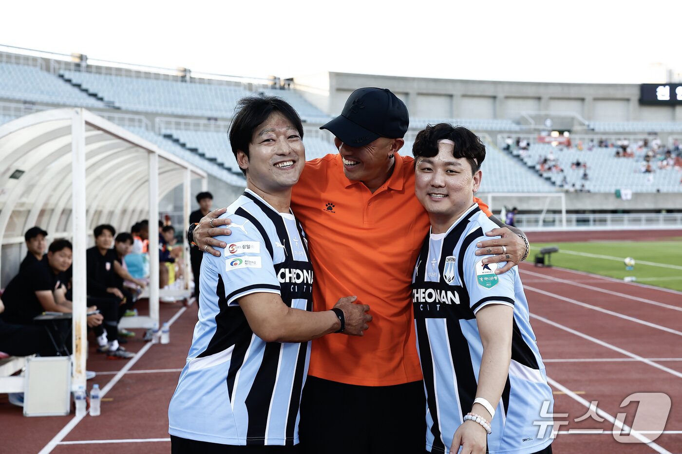 본문 이미지 - 12일 천안시티FC 명예 선수로 위촉된 천안초 축구부 합숙소 화재 피해자 윤장호, 김민성 씨가 당시 병문안 왔던 차두리 감독과 재회한 뒤 기뻐하고 있다. (천안시티FC제공. 재판매 및 DB금지)