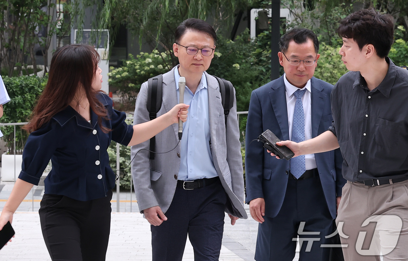 (서울=뉴스1) 김성진 기자 = 구세현 전 웰바이오텍 대표이사가 13일 서울 종로구 윤석열 전 대통령의 부인 김건희 여사 관련 의혹을 수사하는 민중기 특별검사팀 사무실에 조사를 받 …