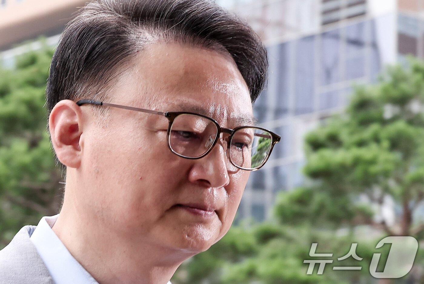 본문 이미지 - 구세현 전 웰바이오텍 대표이사가 지난 7월 13일 서울 종로구 윤석열 전 대통령의 부인 김건희 여사 관련 의혹을 수사하는 민중기 특별검사팀 사무실에 조사를 받기 위해 출석하고 있다. 2025.7.13/뉴스1 ⓒ News1 김성진 기자