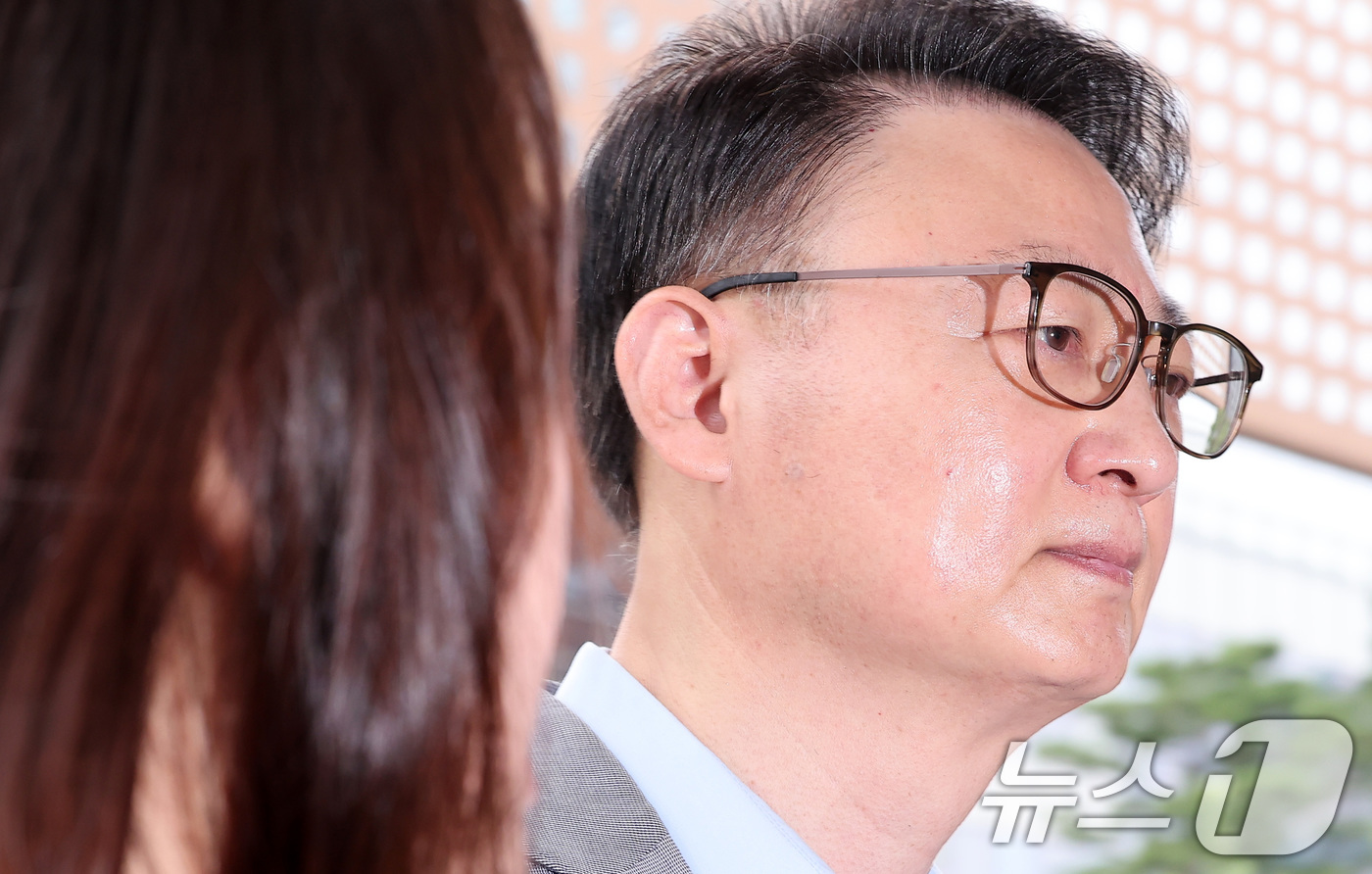 (서울=뉴스1) 김성진 기자 = 구세현 전 웰바이오텍 대표이사가 13일 서울 종로구 윤석열 전 대통령의 부인 김건희 여사 관련 의혹을 수사하는 민중기 특별검사팀 사무실에 조사를 받 …