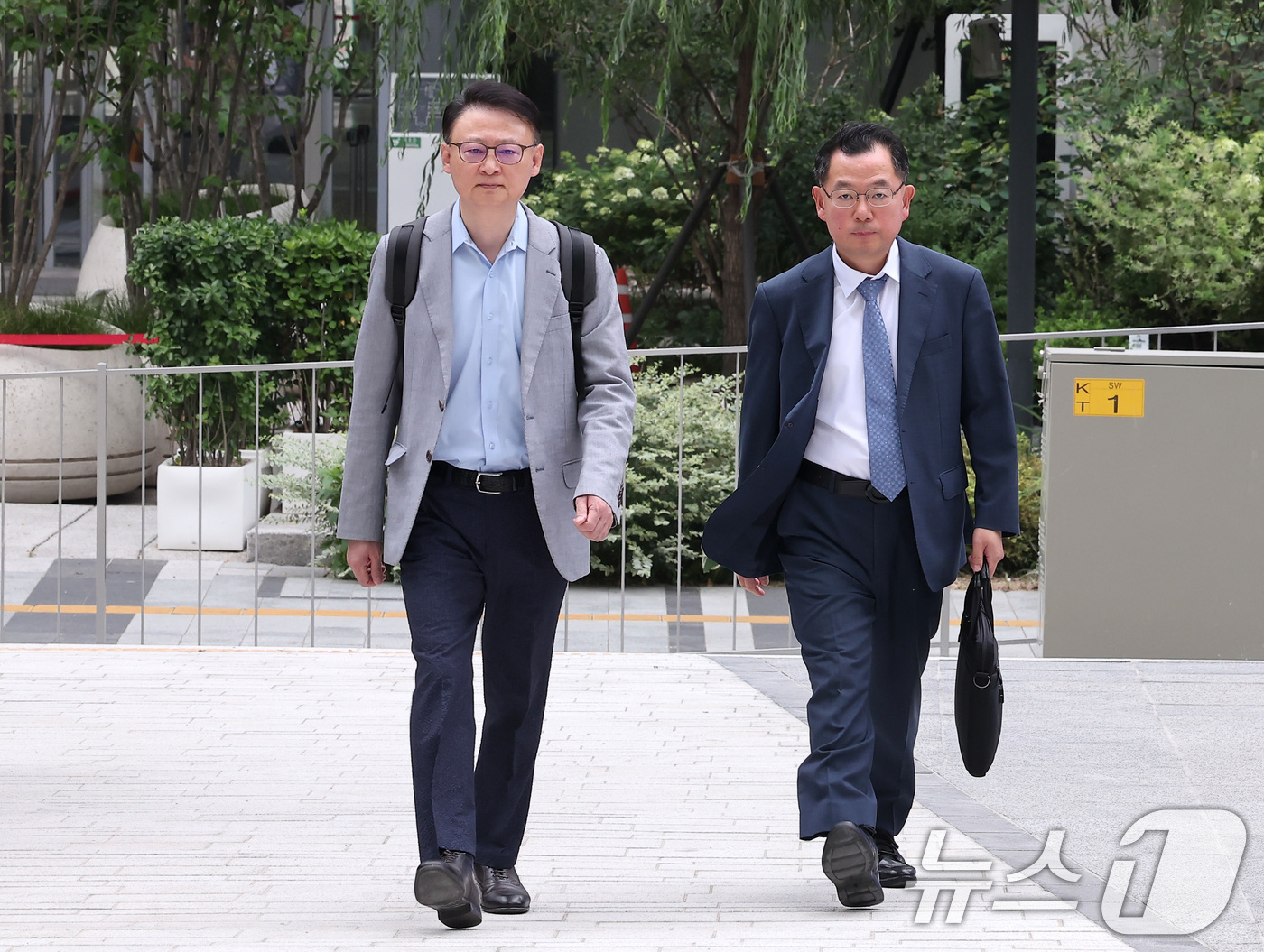 (서울=뉴스1) 김성진 기자 = 구세현 전 웰바이오텍 대표이사가 13일 서울 종로구 윤석열 전 대통령의 부인 김건희 여사 관련 의혹을 수사하는 민중기 특별검사팀 사무실에 조사를 받 …