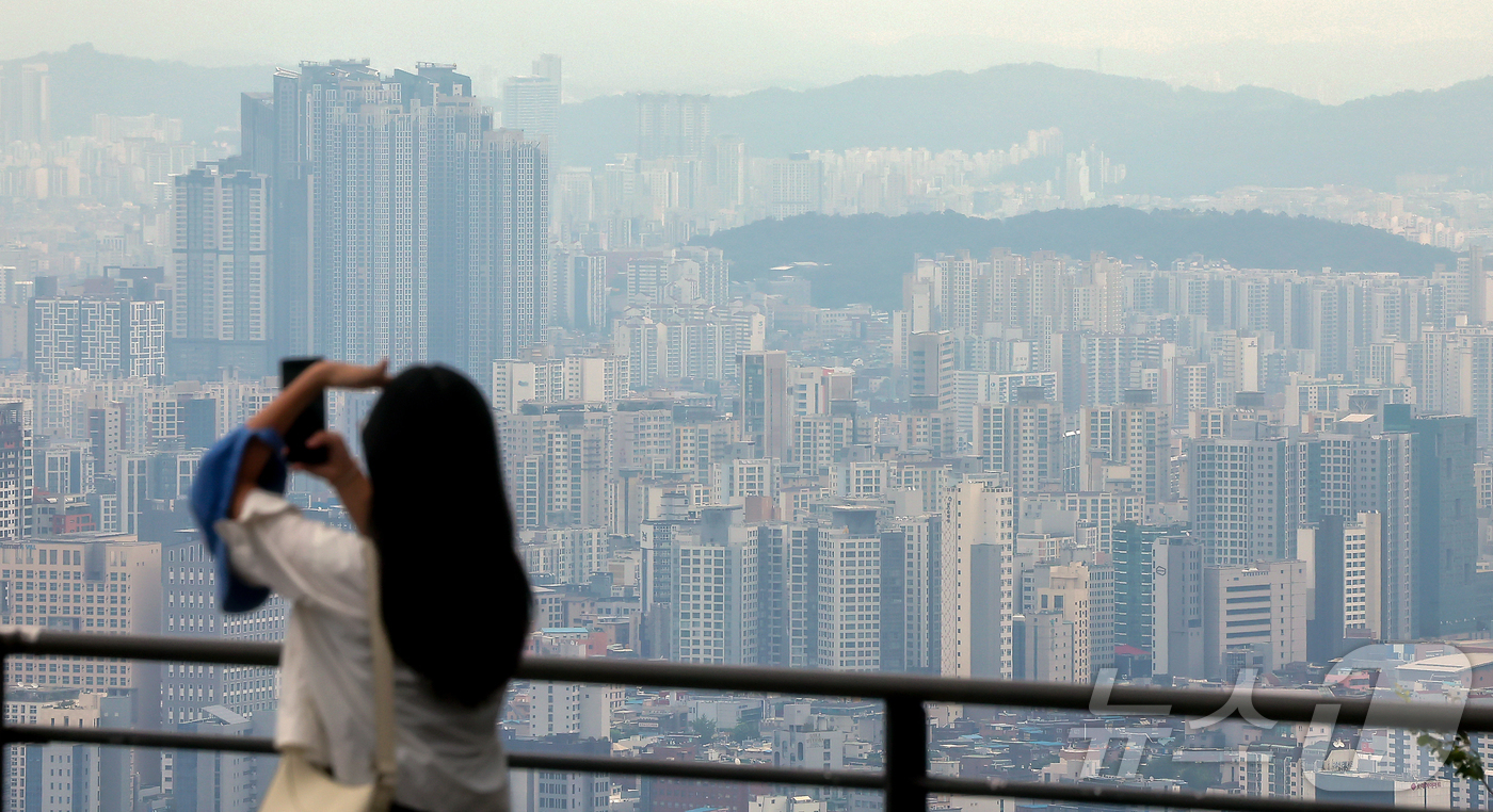 (서울=뉴스1) 김진환 기자 = '6·27 대출 규제'로 매수 심리가 위축되면서 집주인들이 매도 대신 전·월세로 전환하는 사례가 늘고 있다.거래 부진과 가격 조정 속에 공실을 피하 …