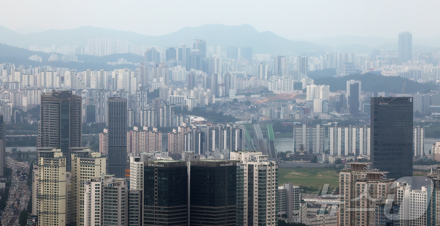 (서울=뉴스1) 김진환 기자 = '6·27 대출 규제'로 매수 심리가 위축되면서 집주인들이 매도 대신 전·월세로 전환하는 사례가 늘고 있다.거래 부진과 가격 조정 속에 공실을 피하 …