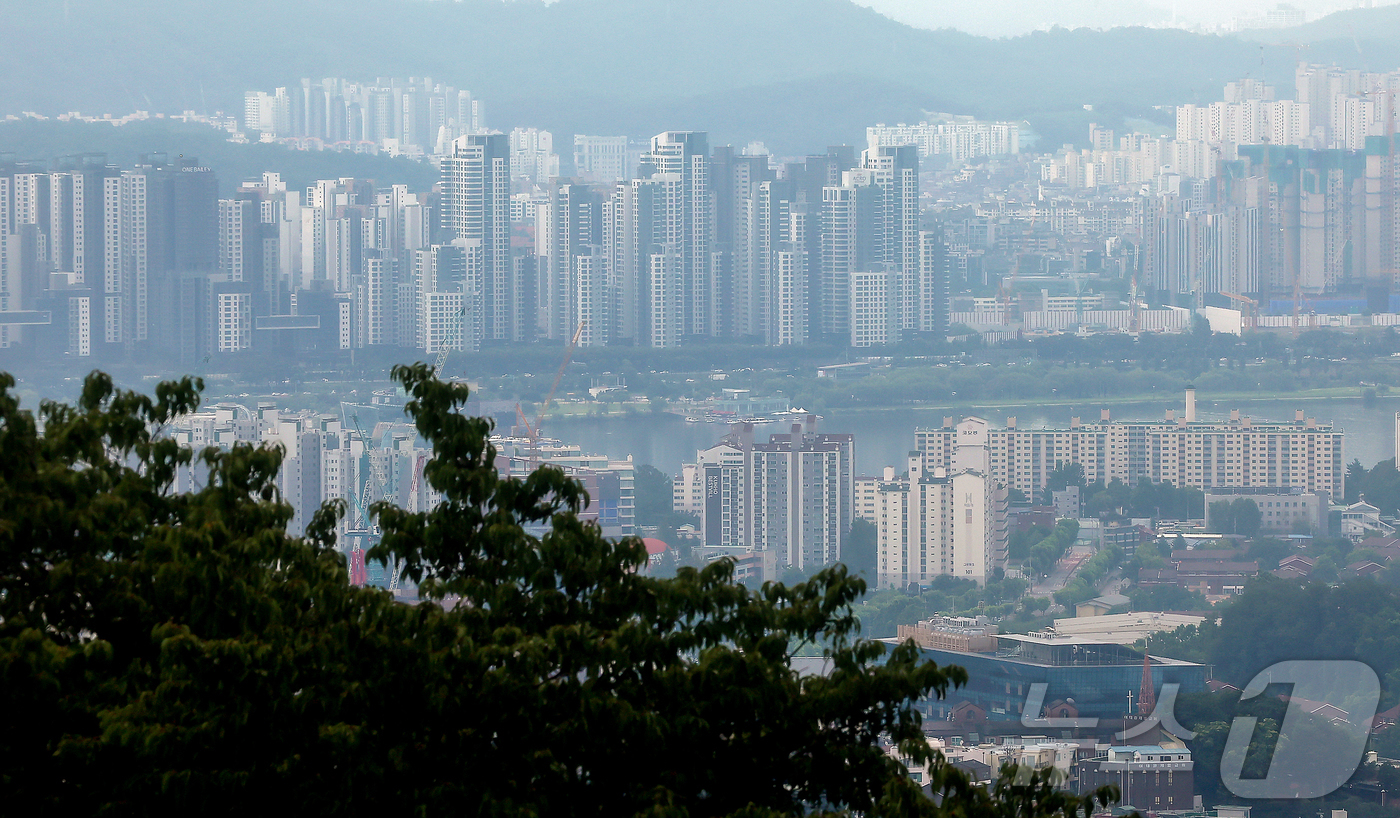 (서울=뉴스1) 김진환 기자 = '6·27 대출 규제'로 매수 심리가 위축되면서 집주인들이 매도 대신 전·월세로 전환하는 사례가 늘고 있다.거래 부진과 가격 조정 속에 공실을 피하 …