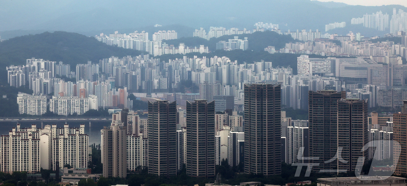 (서울=뉴스1) 김진환 기자 = '6·27 대출 규제'로 매수 심리가 위축되면서 집주인들이 매도 대신 전·월세로 전환하는 사례가 늘고 있다.거래 부진과 가격 조정 속에 공실을 피하 …