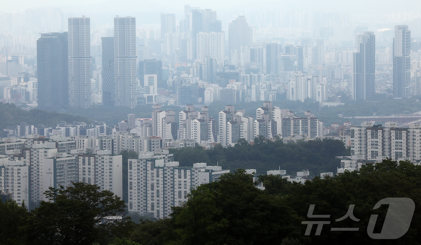 (서울=뉴스1) 김진환 기자 = '6·27 대출 규제'로 매수 심리가 위축되면서 집주인들이 매도 대신 전·월세로 전환하는 사례가 늘고 있다.거래 부진과 가격 조정 속에 공실을 피하 …